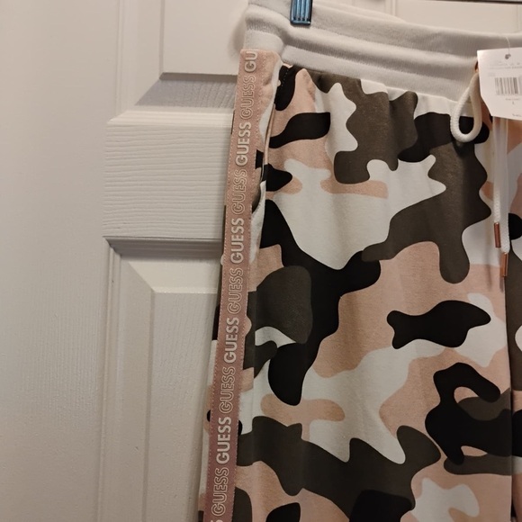 NWT Guess Camo Sweatpant Joggers Stretchy Warm Pink White Gray Size L - Picture 2 of 7
